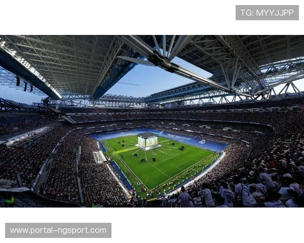 皇马球迷组织抗议票价上涨，伯纳乌现场举标语声援